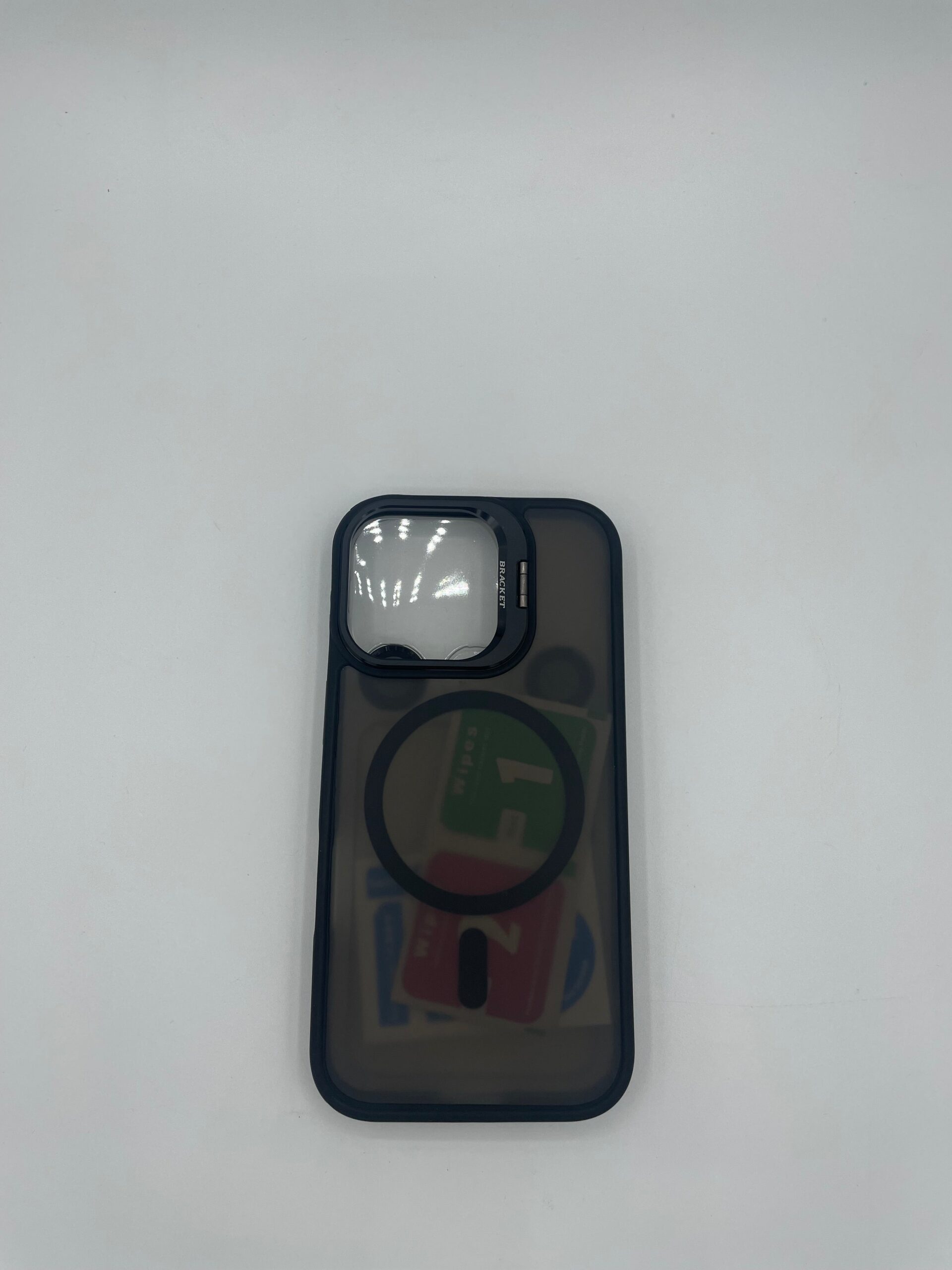 Funda semi transparente soporte metálico iPhone 16
