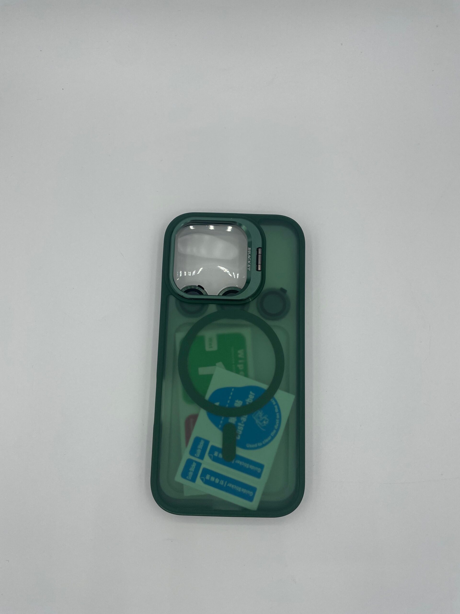 Funda semi transparente de soporte metálico iPhone 16 pro